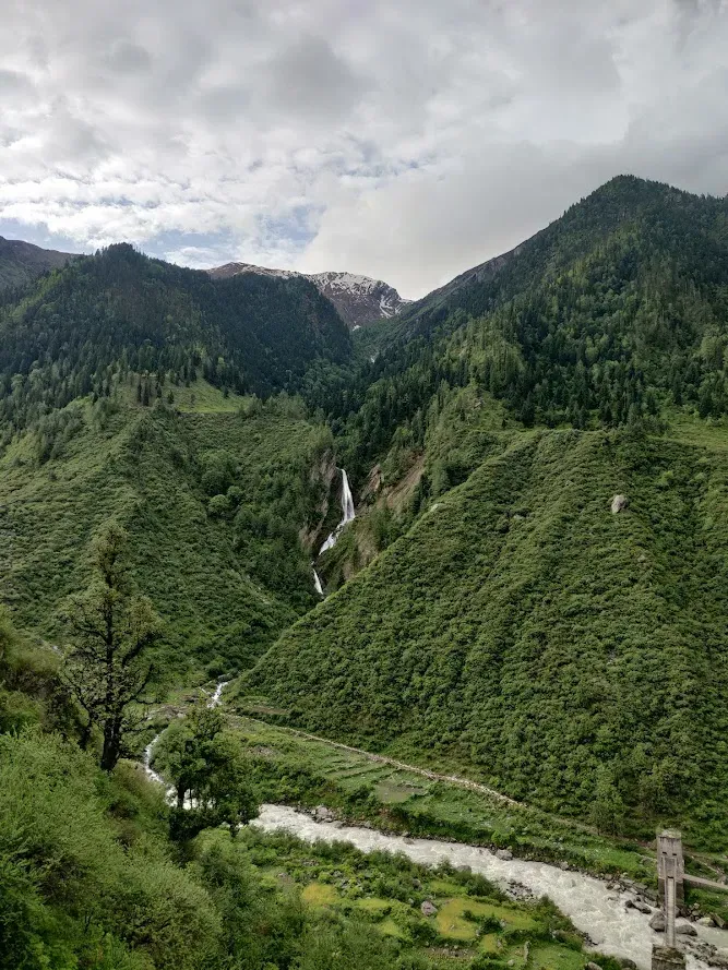 Seasonal Waterfall view from osla backside. | © MountRoutes