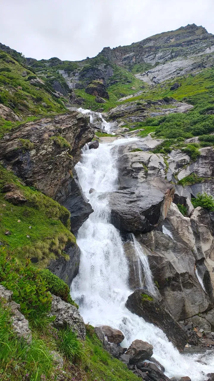 Location Chika to Balu ka Ghera: Glacial waterfalls crashing down the valley as the trail climbs higher into Hampta.  | © MountRoutes