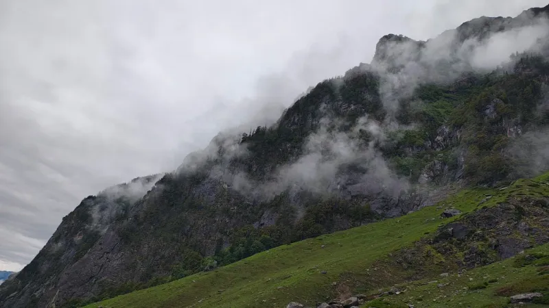 Location Chika to Balu ka Ghera: Clouds hugging steep ridges turning the valley into a moving landscape. | © MountRoutes