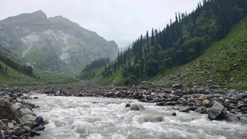 Rani Nallah close view toward pass: Fast flowing glacial river cutting through rocks on the way to Hampta Pass | © MountRoutes