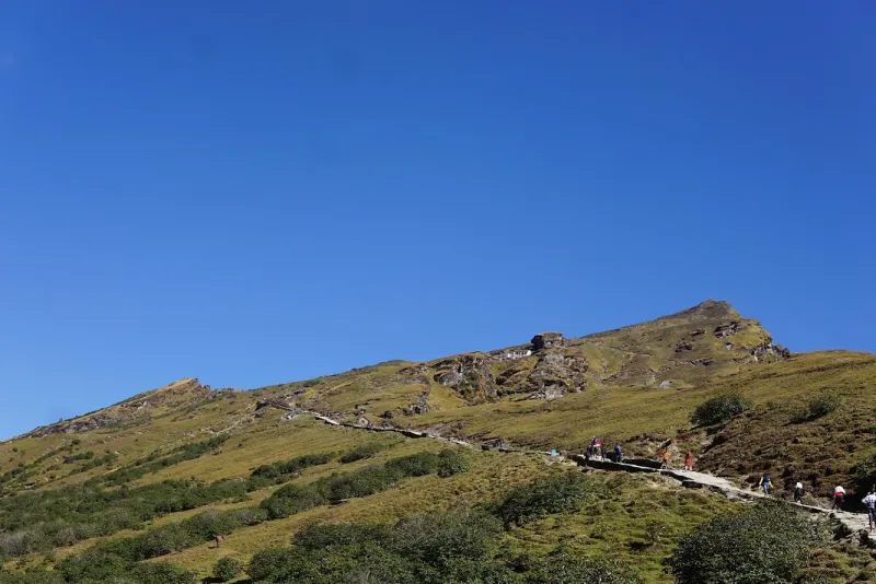 Clear skies along the Tungnath temple route during the Chopta Chandrashila trek in October. | © MountRoutes