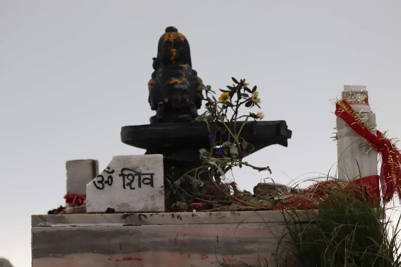 A small Panchmukhi Shivling shrine along the sacred trail to Chandrashila summit. | © MountRoutes