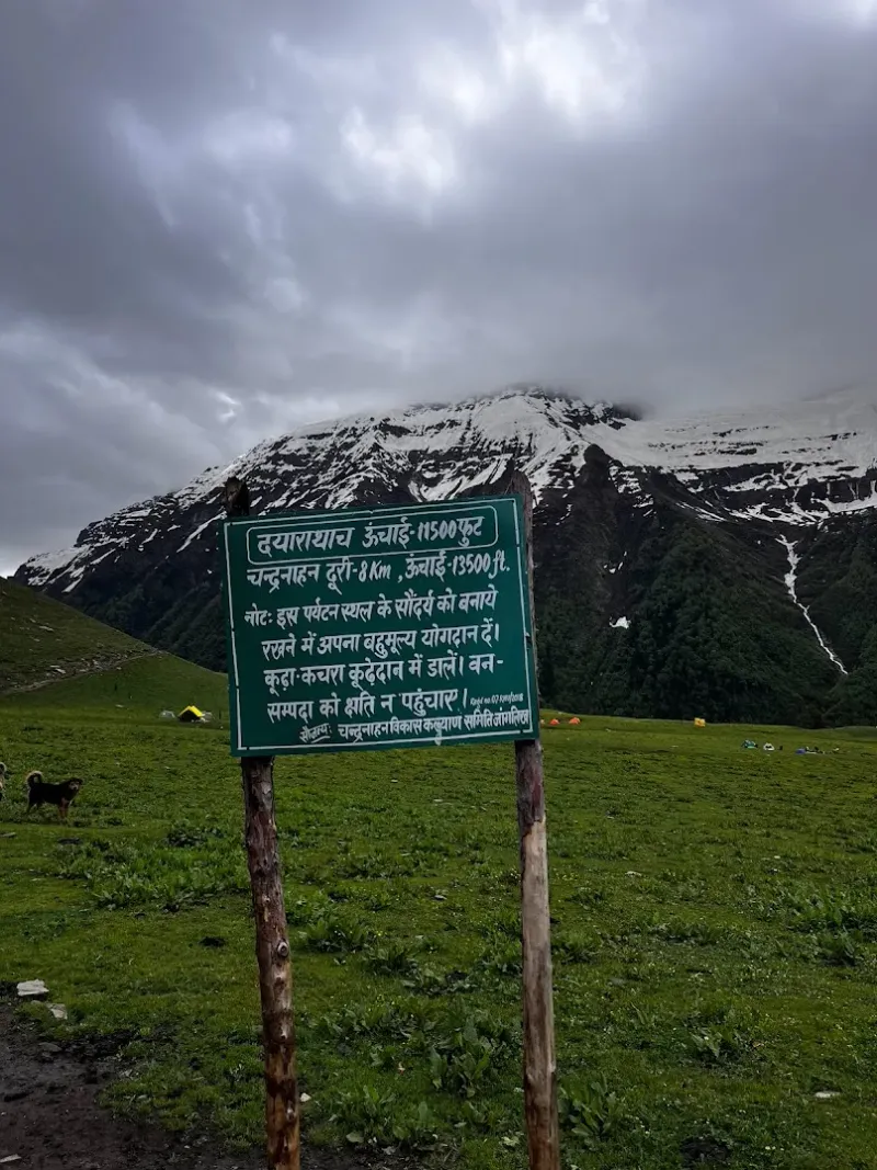 The official milestone of Dayara Thatch. | © MountRoutes