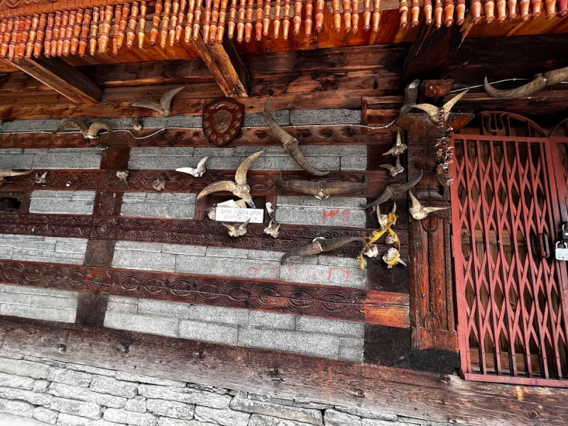 Traditional symbols of heritage and local pride found in the heart of Janglik village | © MountRoutes