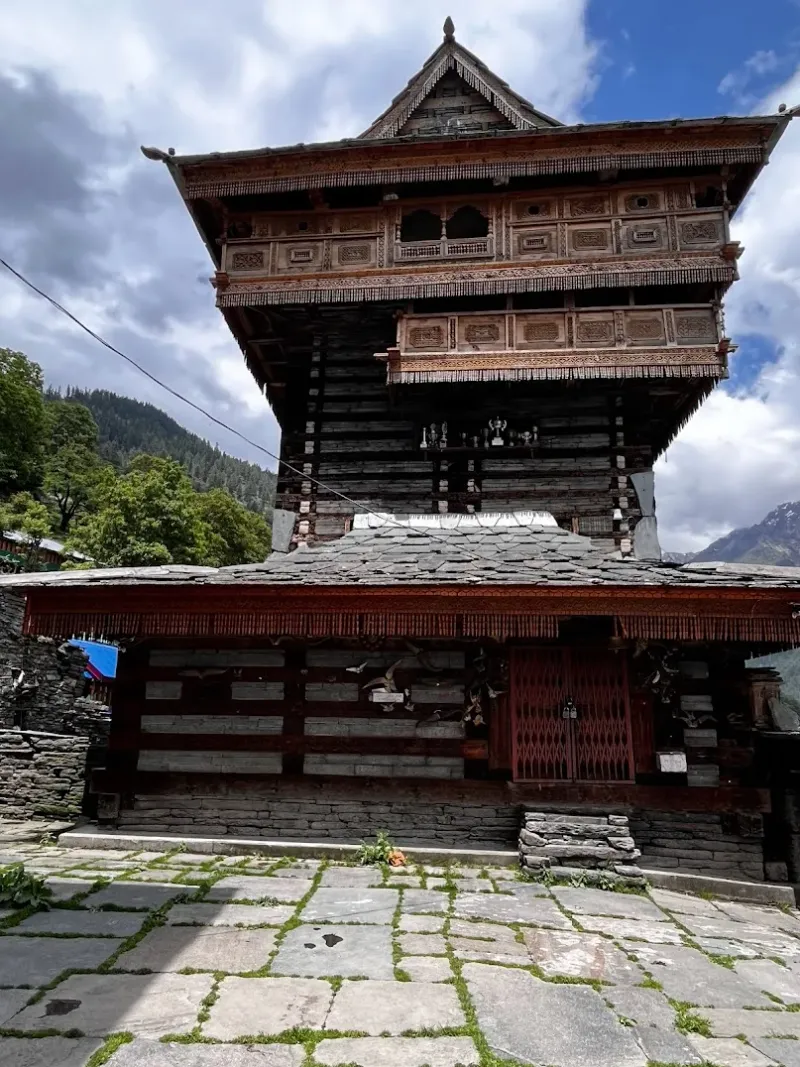 The guardian of the trail — the beautifully crafted wooden temple in Janglik village. | © MountRoutes