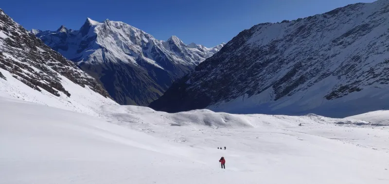 Endless snowfields between Advance Base Camp and Bali Pass, defining the trek’s difficulty. | © MountRoutes
