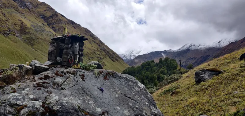 A small temple in Lower Damini marks the cultural start of the Bali Pass trek in Uttarakhand. | © MountRoutes