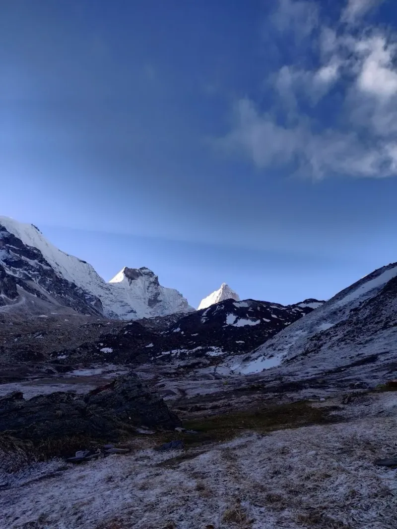 Alpenglow magic — the first light of dawn hitting the razor-sharp summit of Thalay Sagar. | © MountRoutes