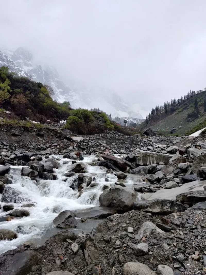 Tackling the icy glacial streams on the way to the Bakar Thatch high pastures. | © MountRoutes