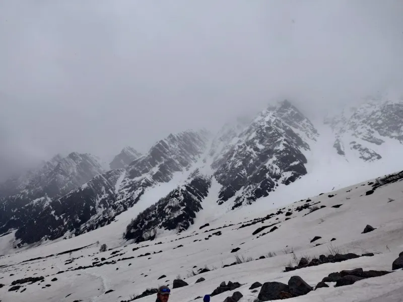 Navigating the massive snowfields above Bakar Thatch — an early season challenge on the Beas Kund trail. | © MountRoutes