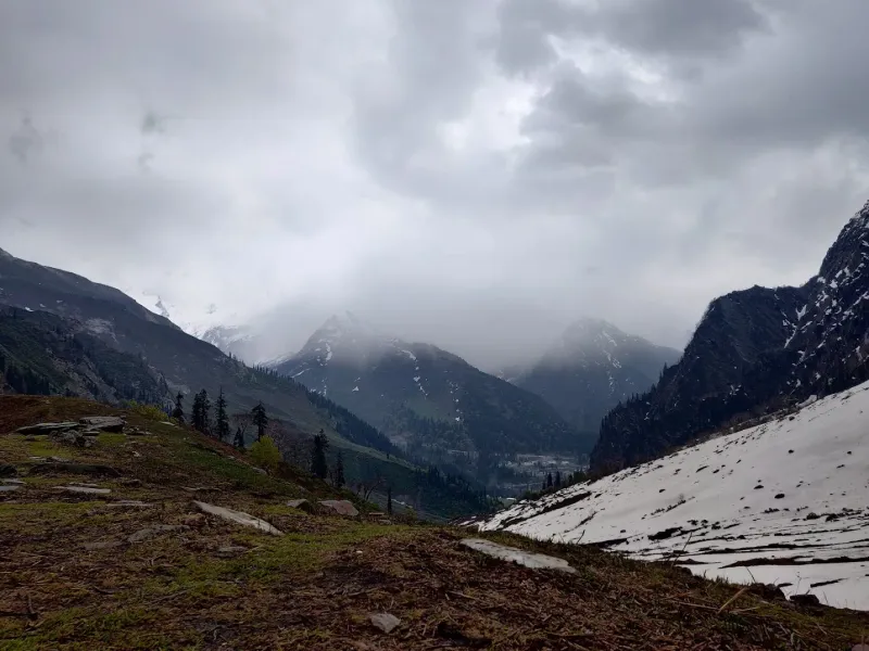 Standing at Bakar Thatch, looking down at the winding Beas river valley we've just climbed. | © MountRoutes