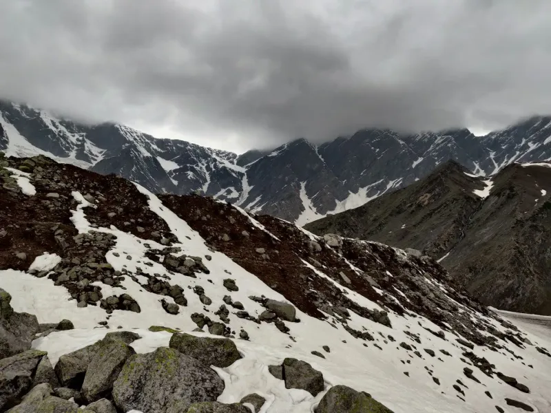 The ultimate reward — waking up to 360-degree views of the Dhauladhar and Pir Panjal ranges. | © MountRoutes